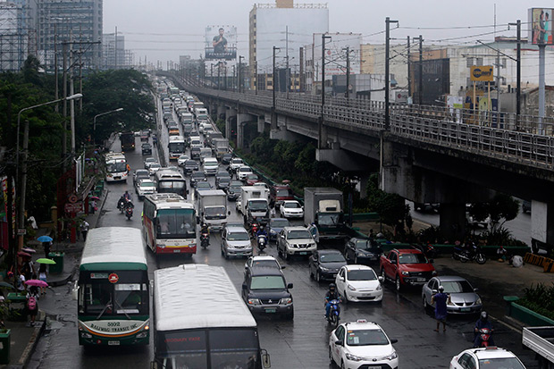 A general view of heavy traffic during a downpour in Quezon city, east of Manila, Philippines, on Aug. 20. Traffic in the metropolis usually moves at 10-15 kilometres per hour during non-peak hours and grinds to a halt during rush hours or when it rains hard. (AFP photo)