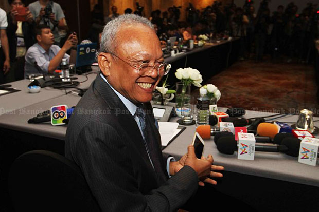 Suthep Thuagsuban holds a press conference to voice support for the draft constitution. (Photo by Somchai Poomlard)