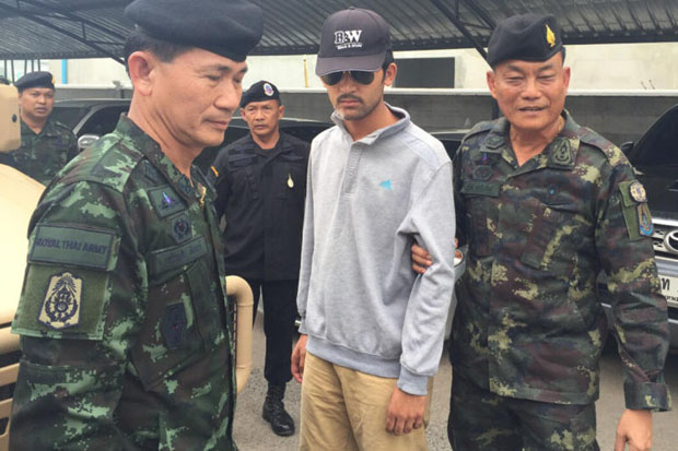 Police have matched the fingerprints of the suspect (centre) arrested in Sa Kaeo to those on a container used for explosives found at an apartment in Nong Chok district, Bangkok. (Photo of the National Council for Peace and Order)