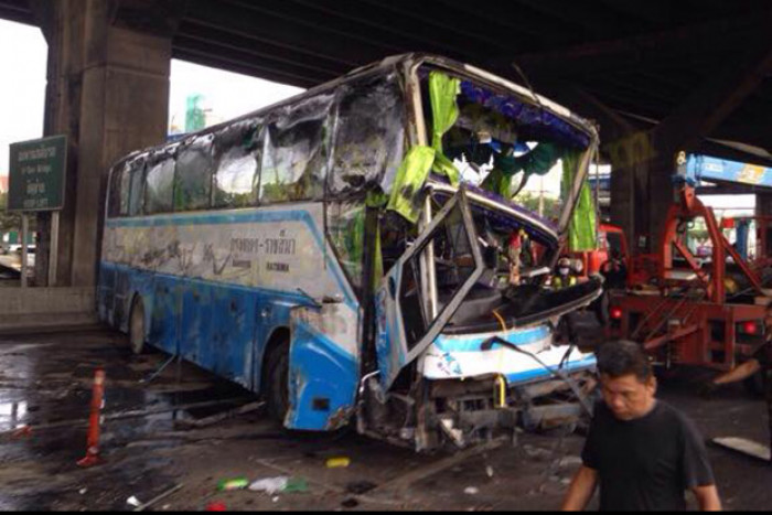 Bangkok Post - 18 injured as tour bus overturns in Bangkok