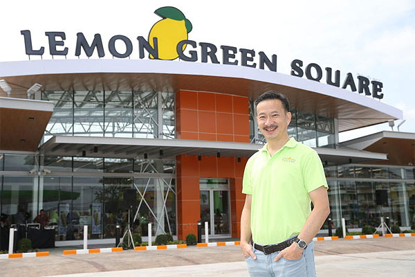 Bangchak president Chaiwat Kovavisarach stands in front of the Lemon Green Square branch in Phetchaburi's Cha-am district. The new retail concept will serve as a prototype for 400 Bangchak stations nationwide by 2020. Bangchak president Chaiwat Kovavisarach stands in front of the Lemon Green Square branch in Phetchaburi's Cha-am district. The new retail concept will serve as a prototype for 400 Bangchak stations nationwide by 2020.