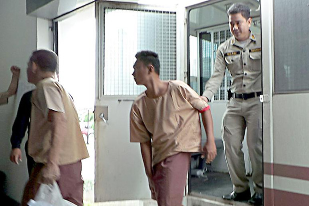 Wanchai Saengkhao (centre) arrives at Hua Hin Provincial Court from the Prachuap Khiri Khan prison on Monday to hear the Appeals Court's ruling rejecting his appeal against the death sentence. (Photo by Chaiwat Saadyaem)