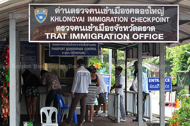 Tourists pass through the Khlong Yai immigration checkpoint before crossing the border to Koh Kong province in Cambodia. New six-month, multiple-entry tourist visas go into effect in November, but questions linger over whether border checkpoints will allow consecutive 60-day stays. (Photo by Chanat Katanyu)