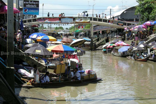 Amphawa Floating Market in Samut Songkhram's Ampha district is popular among Thai and foreign tourists. (Bangkok Post file photo)