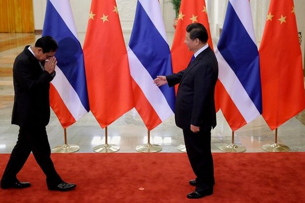 President Xi Jinping waits to greet Prime Minister Prayut Chan-o-cha during their meeting on the sidelines of the Apec summit in Beijing last Nov 9. (Reuters photo)