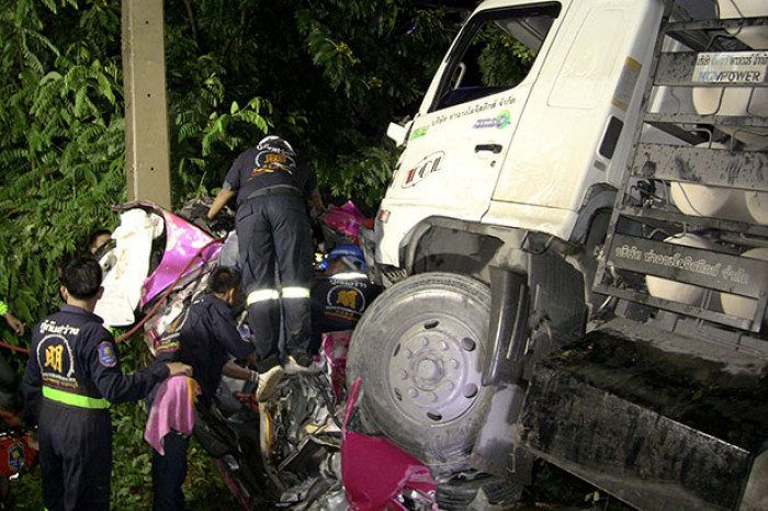 Bangkok Post - 4 killed, 4 injured when truck hits taxi in Phetchaburi