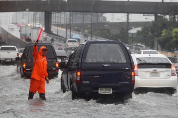 Research institutes warn Thailand is facing extreme weather conditions and Bangkok is suffering severe rain. (Photo by Thanarak Khunton)