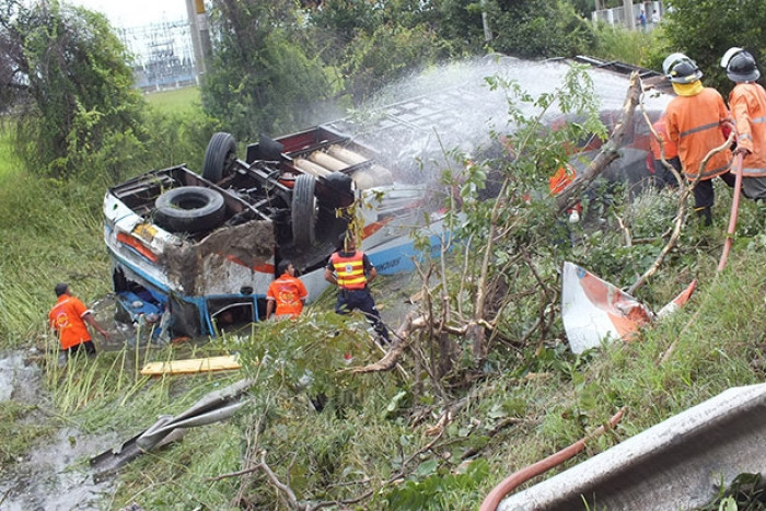 Bangkok Post - 3 killed, 20 hurt when tour bus flips