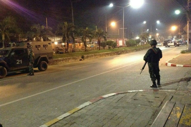 Soldiers secure the vicinity of a bombing scene in Khok Pho district, Pattani, Tuesday night. (Photo by Abdulloh Benjakat)