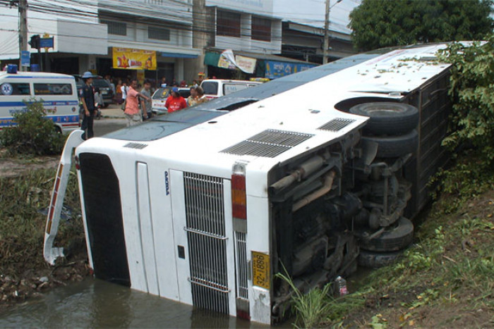 Bangkok Post - Sri Lankans hurt as tour bus plunges into ditch