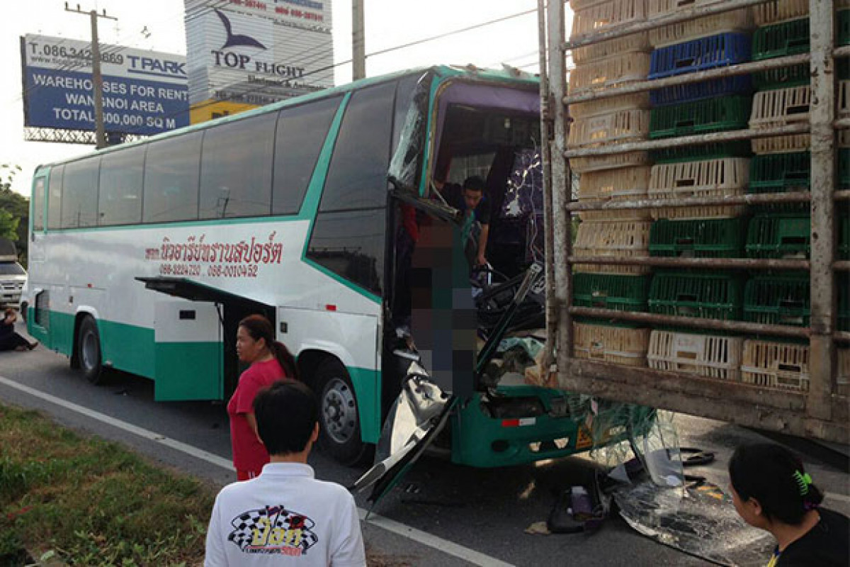 Bangkok Post - Bus driver dies, 10 hurt in crash with chicken truck