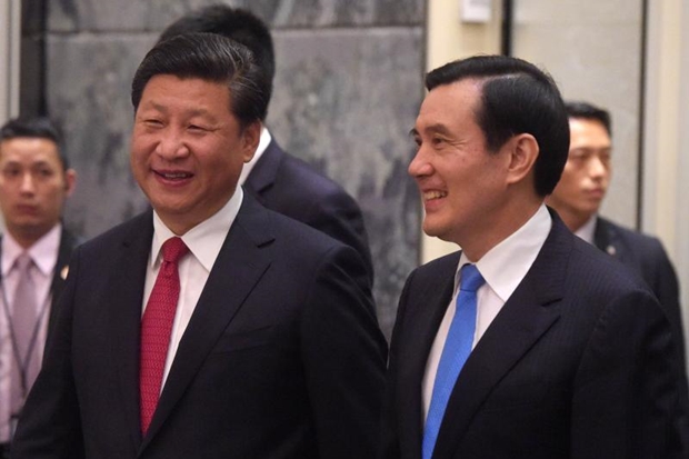 Chinese President Xi Jinping (L) and Taiwan President Ma Ying-jeou smile as they arrive for their meeting at Shangrila hotel in Singapore on November 7, 2015. The leaders of China and Taiwan hold a historic summit that will put a once unthinkable presidential seal on warming ties between the former Cold War rivals. AFP PHOTO / POOL Chinese President Xi Jinping (L) and Taiwan President Ma Ying-jeou smile as they arrive for their meeting at Shangrila hotel in Singapore on November 7, 2015. The leaders of China and Taiwan hold a historic summit that will put a once unthinkable presidential seal on warming ties between the former Cold War rivals. AFP PHOTO / POOL
