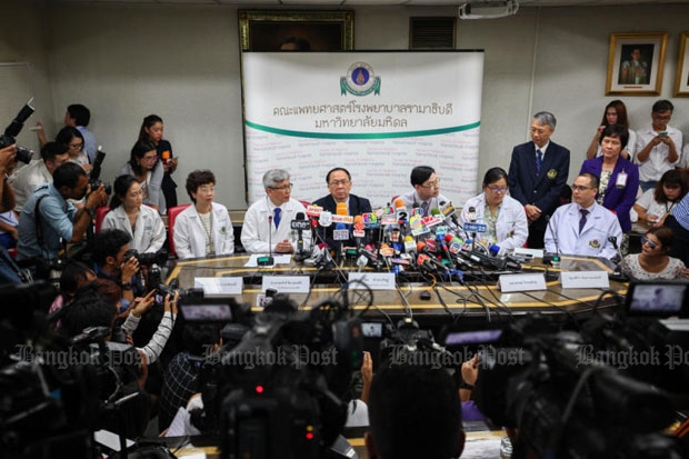 Doctors brief the media on the condition of actor Thrisadee "Por" Sahawong at Ramathibodi Hospital in Bangkok on Wednesday morning. (Photo by Panupong Changchai)