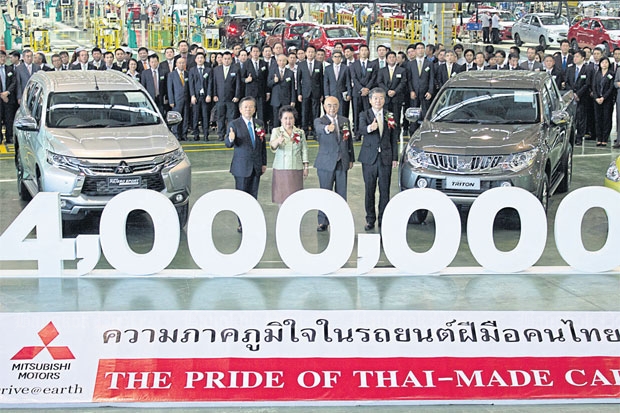 Mitsubishi Motors (Thailand) yesterday celebrated the 4-millionth car to roll off its assembly line at its factory in the Laem Chabang Industrial Estate. The event was witnessed by Industry Minister Atchaka Sibunruang (second left) and Japanese Ambassador Shiro Sadoshima (second right).