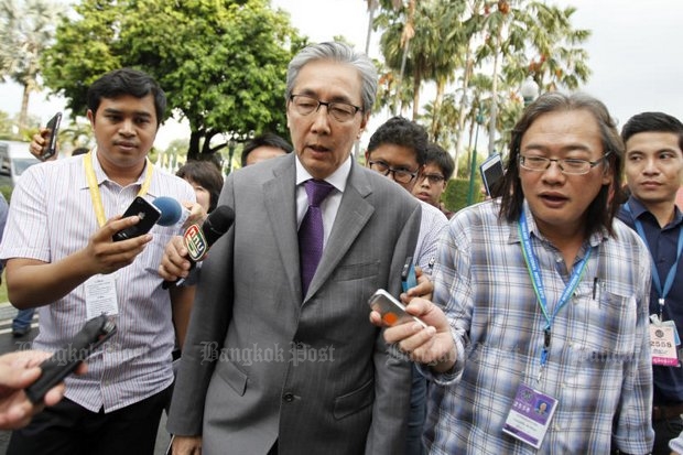 Deputy Prime Minister Somkid Jatusripitak, the economy czar, assures the media on Wednesday that the Thai-Chinese rail project will continue despite problems with parts of the agreement. (Photo by Thanarak Khunton)