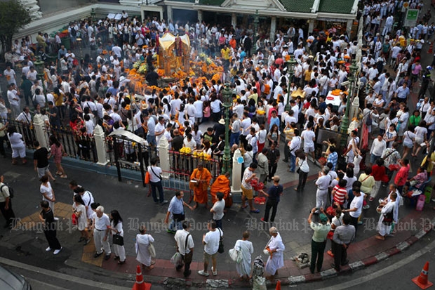 Worshippers pay their respects at the Erawan Shrine on Nov 9, 2015, the anniversary of its founding, nearly three months after it was bombed. (Bangkok Post file photo)