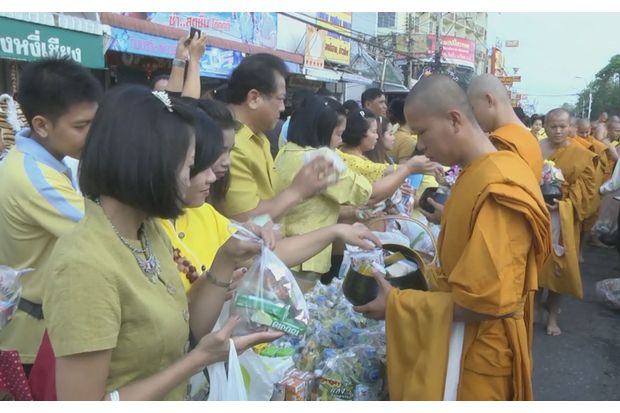 Thais make merit on auspicious day