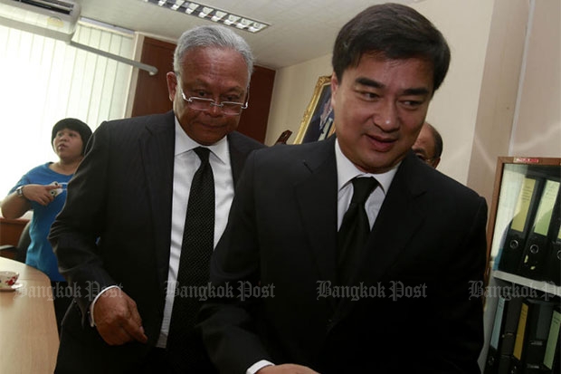 Democrat Party leader Abhisit Vejjajiva and Suthep Thaugsuban arrive the Office of the Attorney-General (OAG) on Oct 31, 2013 to acknowledge murder charges in connection with the crackdown on red-shirt protesters in 2010. (Bangkok Post file photo) Democrat Party leader Abhisit Vejjajiva and Suthep Thaugsuban arrive the Office of the Attorney-General (OAG) on Oct 31, 2013 to acknowledge murder charges in connection with the crackdown on red-shirt protesters in 2010. (Bangkok Post file photo)