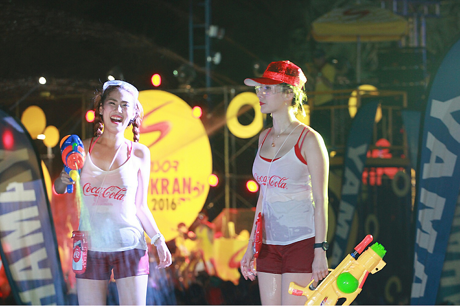 Hundreds of people gather in Pathum Thani's Muang district to celebrate the Songkran festival on Thursday night. -- Pongpat Wongyala