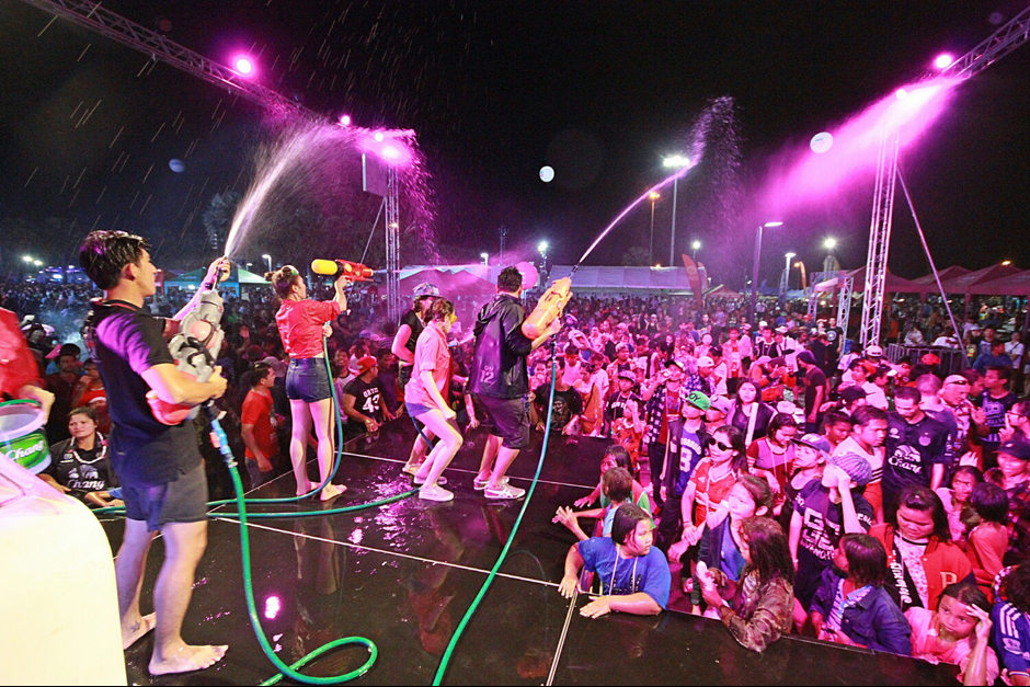 Hundreds of people gather in Pathum Thani's Muang district to celebrate the Songkran festival on Thursday night. -- Pongpat Wongyala