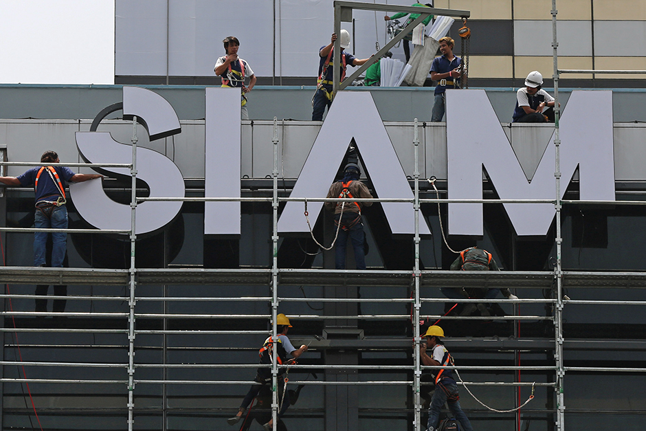 Construction workers renovate the Siam Discovery shopping complex in Bangkok on May 17. - Seksan Rojjanametakun