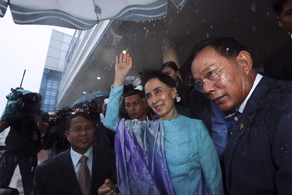 Suu Kyi arrives at Samut Sakhon and waves at her supporters. - Patipat Janthong
