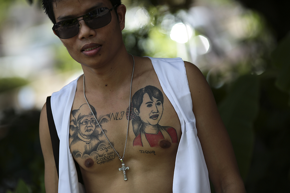 Than Saw Min proudly shows a picture of Myanmar president Htin Kyaw and State Counsellor and Suu Kyi drawn on his chest, as he waits for Suu Kyi's arrival in Samut Sakhon. - Patipat Janthong