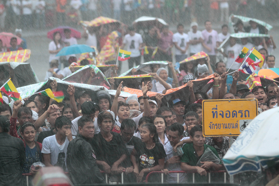 Suu Kyi's supporters continue to wait despite the heavy rain. - Chanat Katanyu
