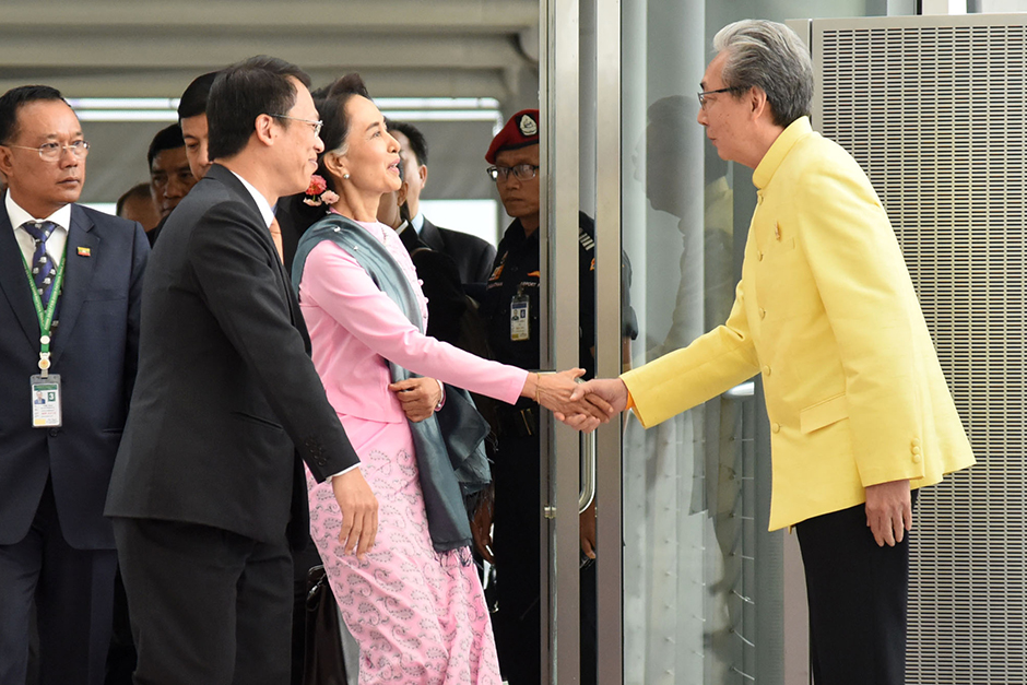 Suu Kyi is greeted by Deputy Prime Minister and Finance Minister Somkid Jatusripitak at Suvaranabhumi airport. - Photo courtesy of Government House