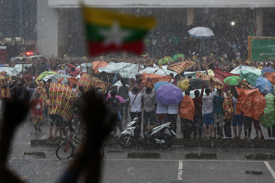 Suu Kyi's supporters continue to wait despite the heavy rain. - Seksan Rojjanametakun
