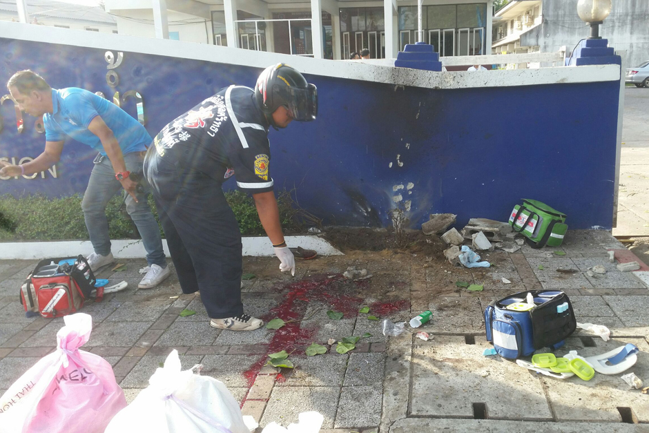 In Surat Thani, a bomb explodes in front of the marine police office and another one in front of the police station in Muang district, killing one person and injuring another three. - Surapong Chaolan