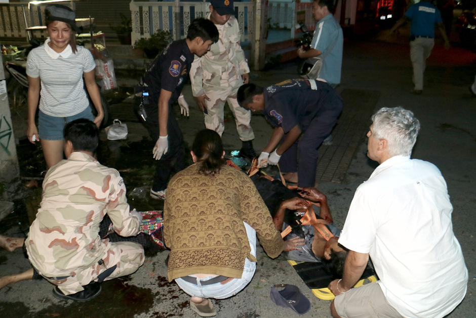 Bomb explosions outside a bar kill one woman and wound at least 19 people in Hua Hin. - Chaiwat Satyaem