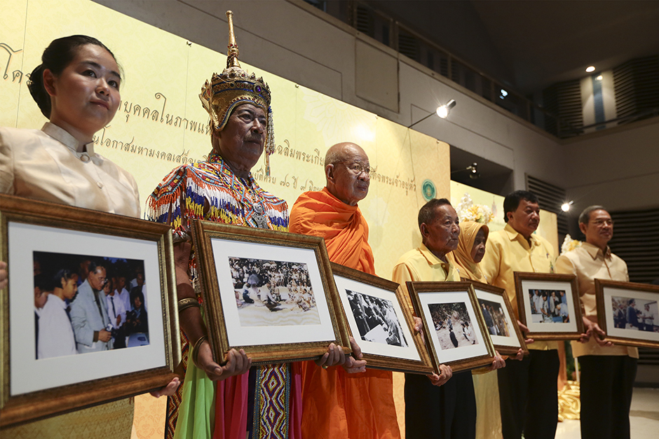 The Ministry of Culture brings together seven people who have been seen in photos with His Majesty the King from different areas of the country many years ago. - Patipat Janthong