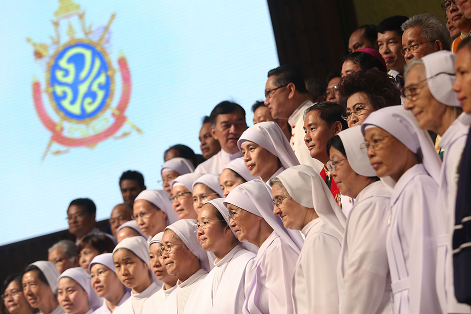 At Bangkok Christian College, members of a Christian community attend a ceremony showing their respect for His Majesty the King. - Jiraporn Kuhakan