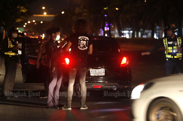 Police set up an alcohol-testing checkpoint in Bangkok's Laksi district as part of the New Year holiday campaign to curb drink-driving and road accidents. (Bangkok Post file photo)