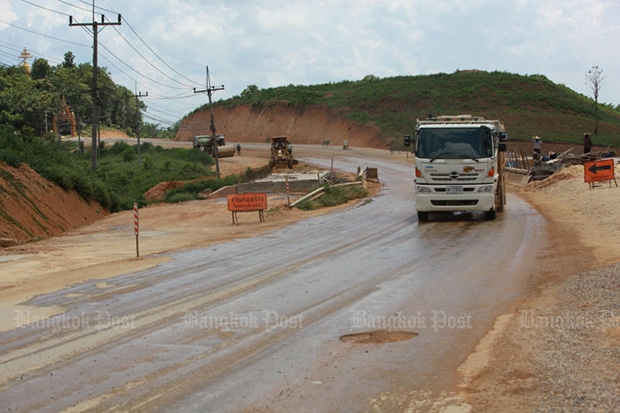 The four-lane road expansion of Chiang Saen-Chiang Khong Road in Chiang Rai will support booming border trade between Thailand, Laos and China. (Photo by Tawatchai Kemgumnerd)