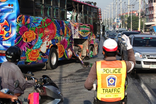 A traffic police officer directs traffic flow in Nonthaburi’s Bang Bua Thong district following a crash involving a bus and a six-wheeled truck in which three people were injured on Monday. (Photo by Wichan Charoenkiatpakul)