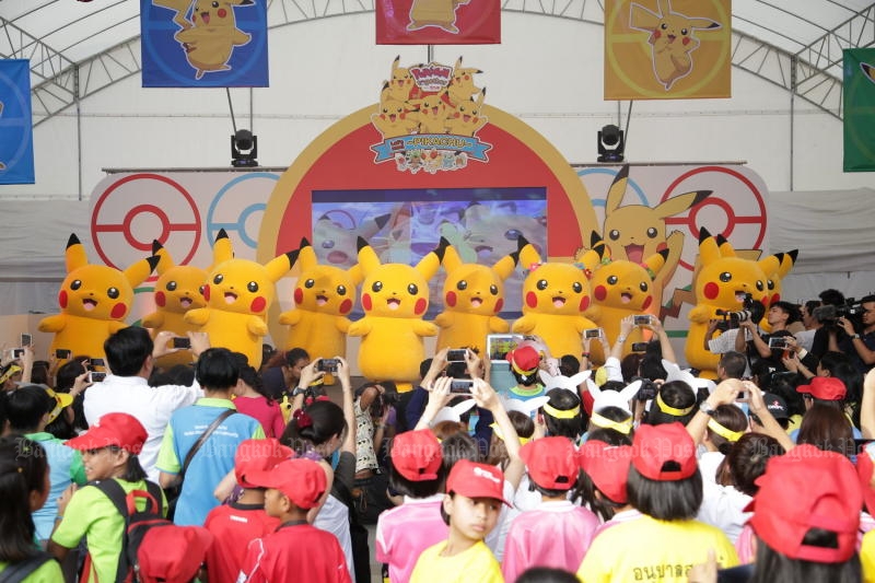 Children watch a Pokemon dance show at Siam Paragon in Bangkok before the stage collapsed on Saturday. (PR photo)