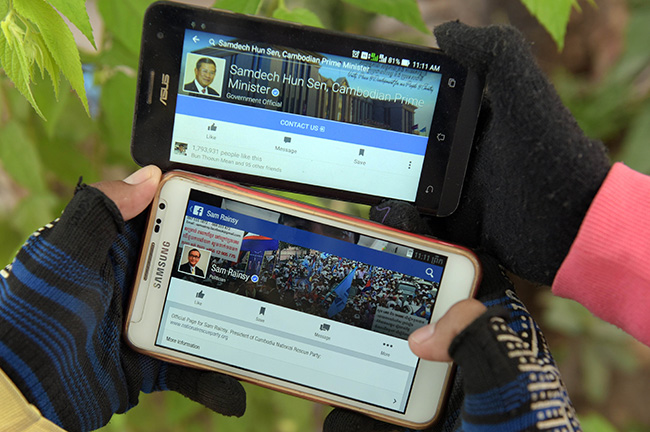 Cambodian people hold their mobile phones displaying Facebook pages of Cambodian Prime Minister Hun Sen (top) and the opposition party leader Sam Rainsy (below) in Phnom Penh on Jan 8. (AFP photo) Cambodian people hold their mobile phones displaying Facebook pages of Cambodian Prime Minister Hun Sen (top) and the opposition party leader Sam Rainsy (below) in Phnom Penh on Jan 8. (AFP photo)