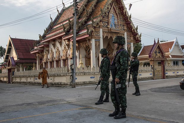 Soldiers guard a Pattani temple. Plans to build a large Buddhist park in the southern province have brought protests from majority Muslims. (AFP photo) Soldiers guard a Pattani temple. Plans to build a large Buddhist park in the southern province have brought protests from majority Muslims. (AFP photo)