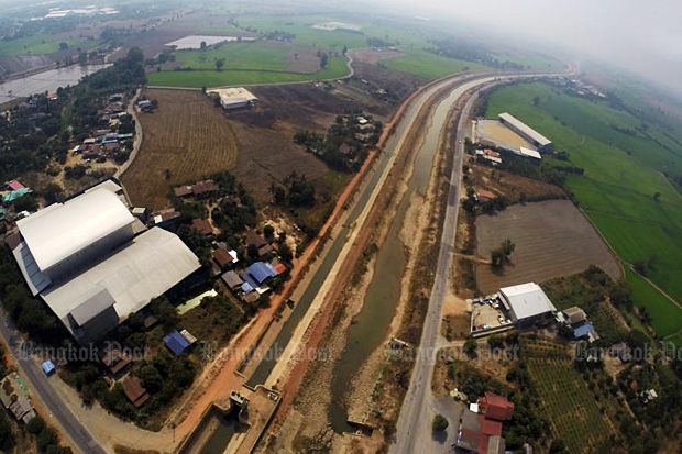 The Krathong irrigation canal in Wat Sing district is almost empty on Friday as dry conditions take their toll in Chai Nat province. (Photo by Thiti Wannamontha)