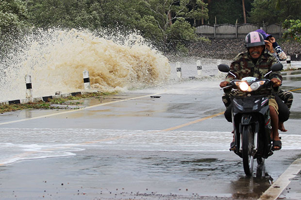 Samui, Phangan swamped by floods, ferry service halted