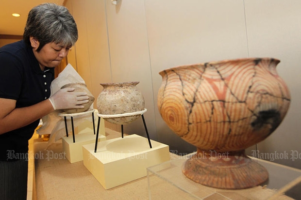 In this November 2014 photo, Ban Chiang artefacts are displayed at the Bangkok National Museum as Patrick Murphy, the US chargé d’affaires to Thailand, officially hands over the items to Thailand yesterday. They were among more than 500 artefacts smuggled to the US decades ago. Another batch of looted Ban Chiang artefacts from a US museum have were returned this month. (Photo by Patipat Janthong)