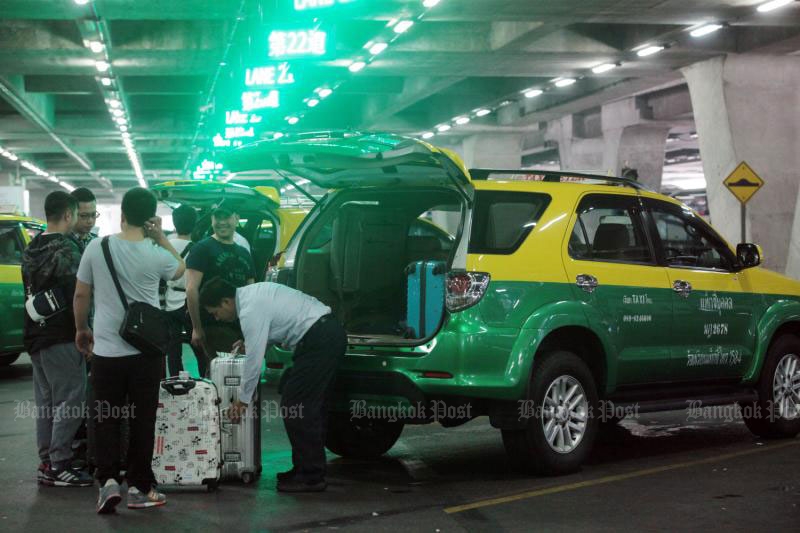 A taxi driver picks up passengers at Bangkok's Suvarnabhumi airport. Statistics show a very small number of complaints was filed about the service there last year. (Photo by Weerawong Wongpreedee)