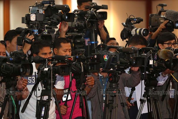 Thai and foreign media set their camera to record the announcement of the draft constitution at the parliament on Wednesday. (Photo by Seksan Rojjanametakun)