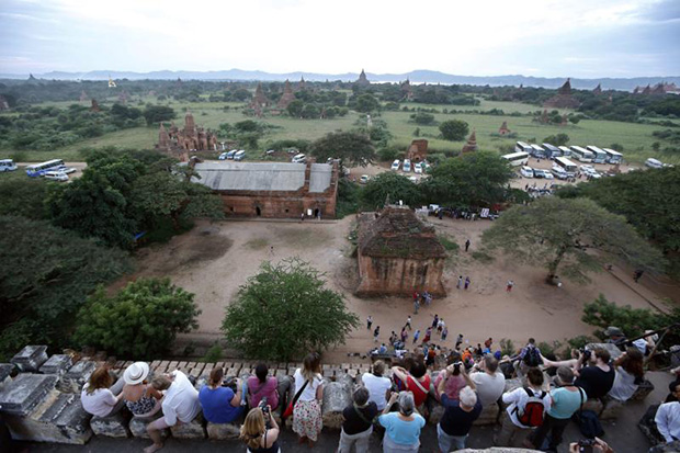 Foreign tourists flock to view the sunset at Shwesandaw Pagoda in Bagan city, Myanmar, on Nov 10, 2015. The pagoda is one of the famous tourist attraction to view sunset and sunrise. (EPA photo) Foreign tourists flock to view the sunset at Shwesandaw Pagoda in Bagan city, Myanmar, on Nov 10, 2015. The pagoda is one of the famous tourist attraction to view sunset and sunrise. (EPA photo)
