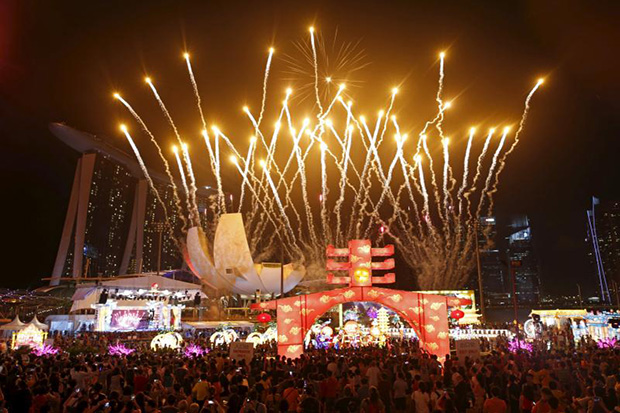 Fireworks explode during the River Hongbao Lunar New Year celebrations at the Marina Bay floating platform in Singapore on Feb 6, 2016. (Reuters photo) Fireworks explode during the River Hongbao Lunar New Year celebrations at the Marina Bay floating platform in Singapore on Feb 6, 2016. (Reuters photo)