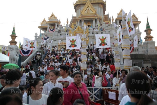 Huge crowds such as these at Wat Trai Mit Witthayaram in Bangkok’s Samphanthawong district were seeking blessings and hoping to ward off bad luck – because the influence of Uranus was set to bring bad luck to the country, according according to astrologers. (Photos by Wichan Charoenkiatpakul) Huge crowds such as these at Wat Trai Mit Witthayaram in Bangkok’s Samphanthawong district were seeking blessings and hoping to ward off bad luck – because the influence of Uranus was set to bring bad luck to the country, according according to astrologers. (Photos by Wichan Charoenkiatpakul)