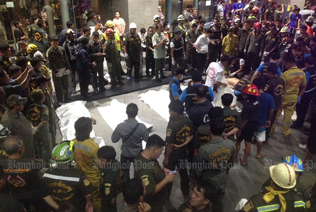 Bodies of the disaster victims were laid just outside the bank's doors by paramedics late Sunday. (Photo by Thanarak Khunton)