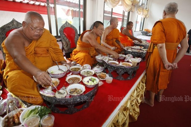 Almost half monkhood 'overweight'